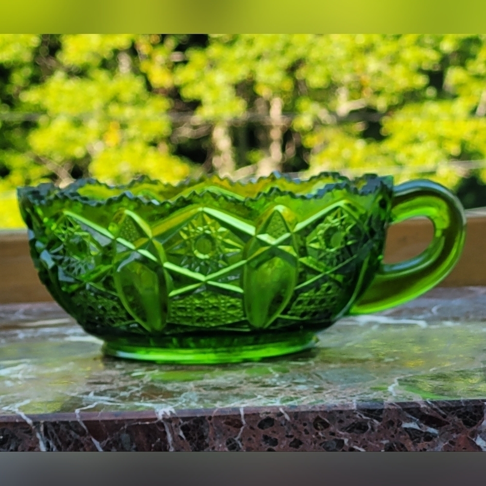 Vintage LE‎ Smith Green Carnival Quintec Glass Handled Nappy Candy Nut Dish Bowl